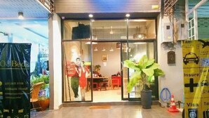 Interior entrance - 108 Beds Hostel (Si Racha)