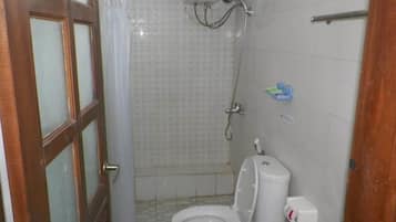 Regadera, amenidades de baño gratuitas, toallas