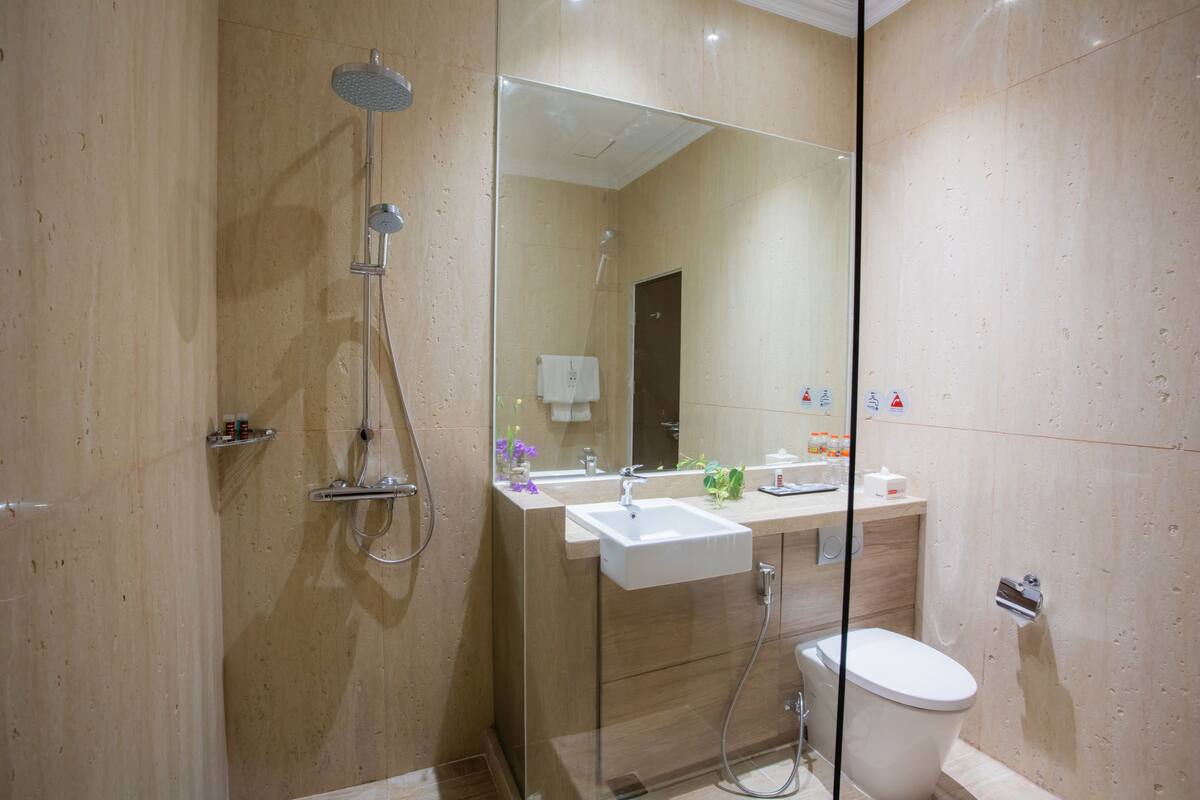 shower, rainfall showerhead, free toiletries, hair dryer