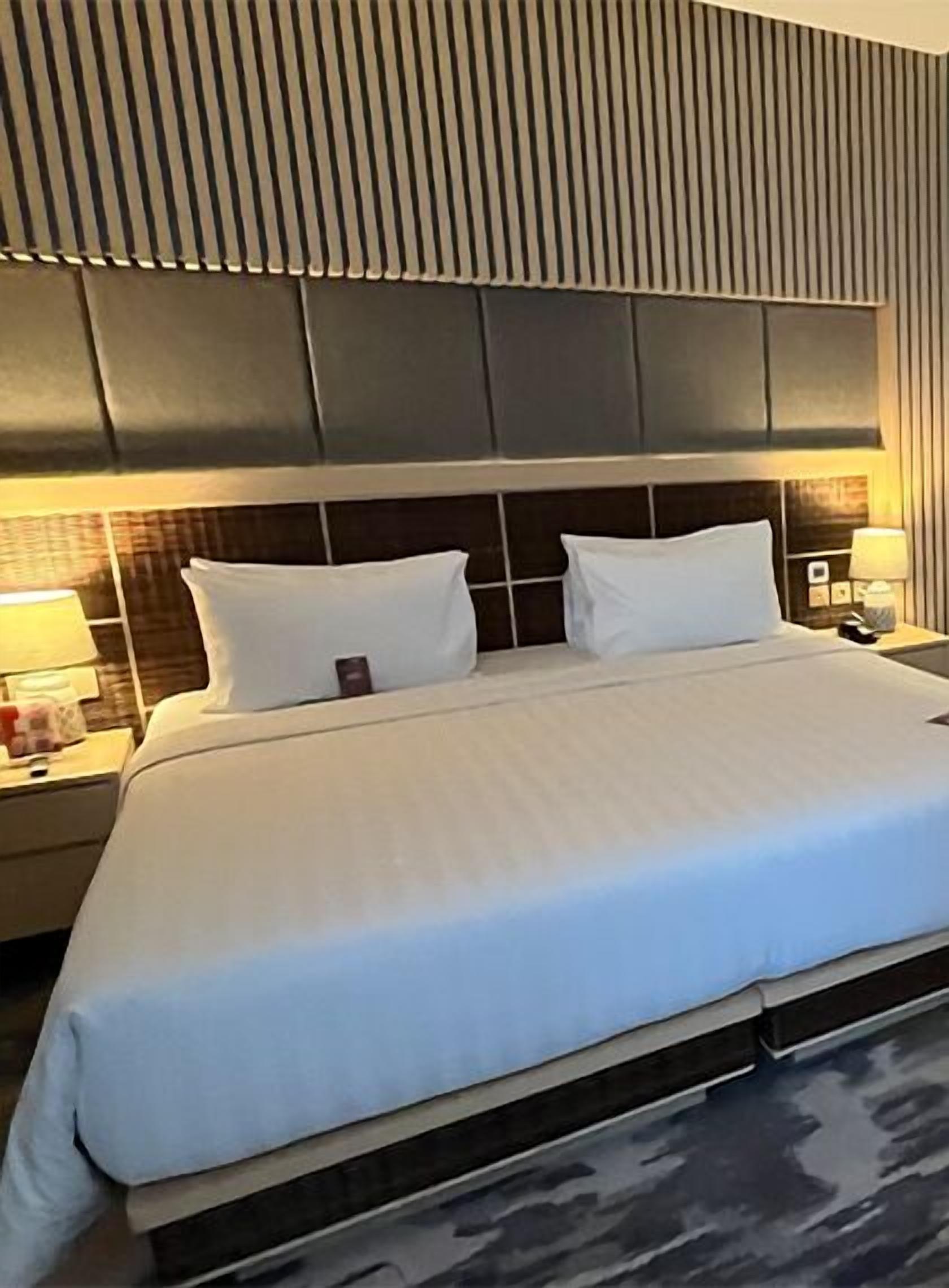 Premium bedding, in-room safe, desk, laptop workspace