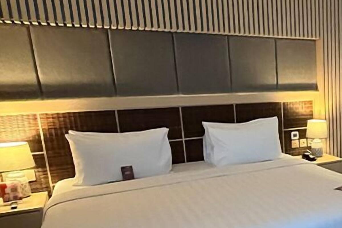 Ropa de cama de alta calidad y caja de seguridad en la habitación