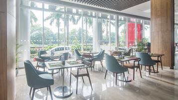 Melayani sarapan dan makan siang dengan sajian masakan internasional