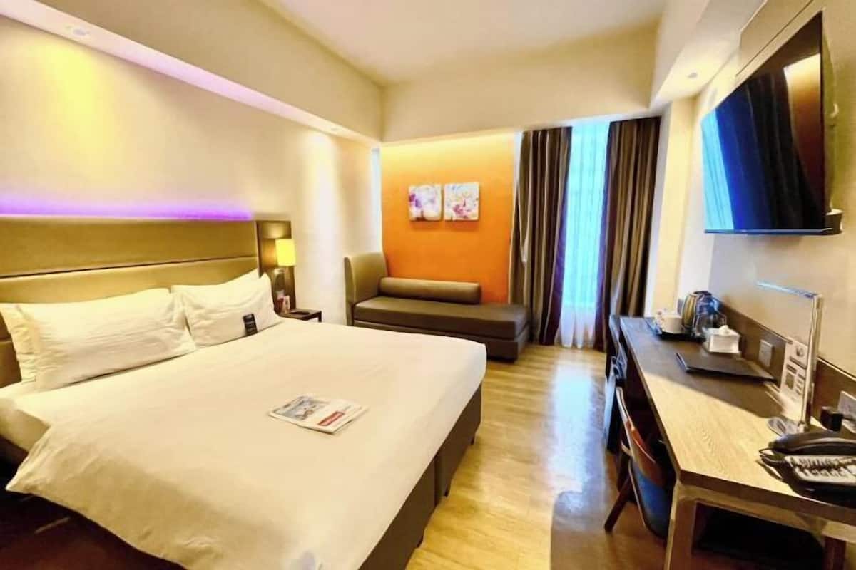 Ropa de cama de alta calidad y caja de seguridad en la habitación