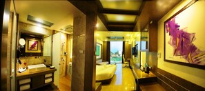 Perushuone | Ylelliset vuodevaatteet, minibaari, tallelokero huoneessa, työpöytä