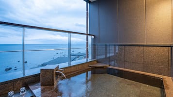 Chambre (Tower 3-9F, Japanese-Western Style) | Salle de bain | Articles de toilette gratuits, sèche-cheveux, peignoirs, chaussons