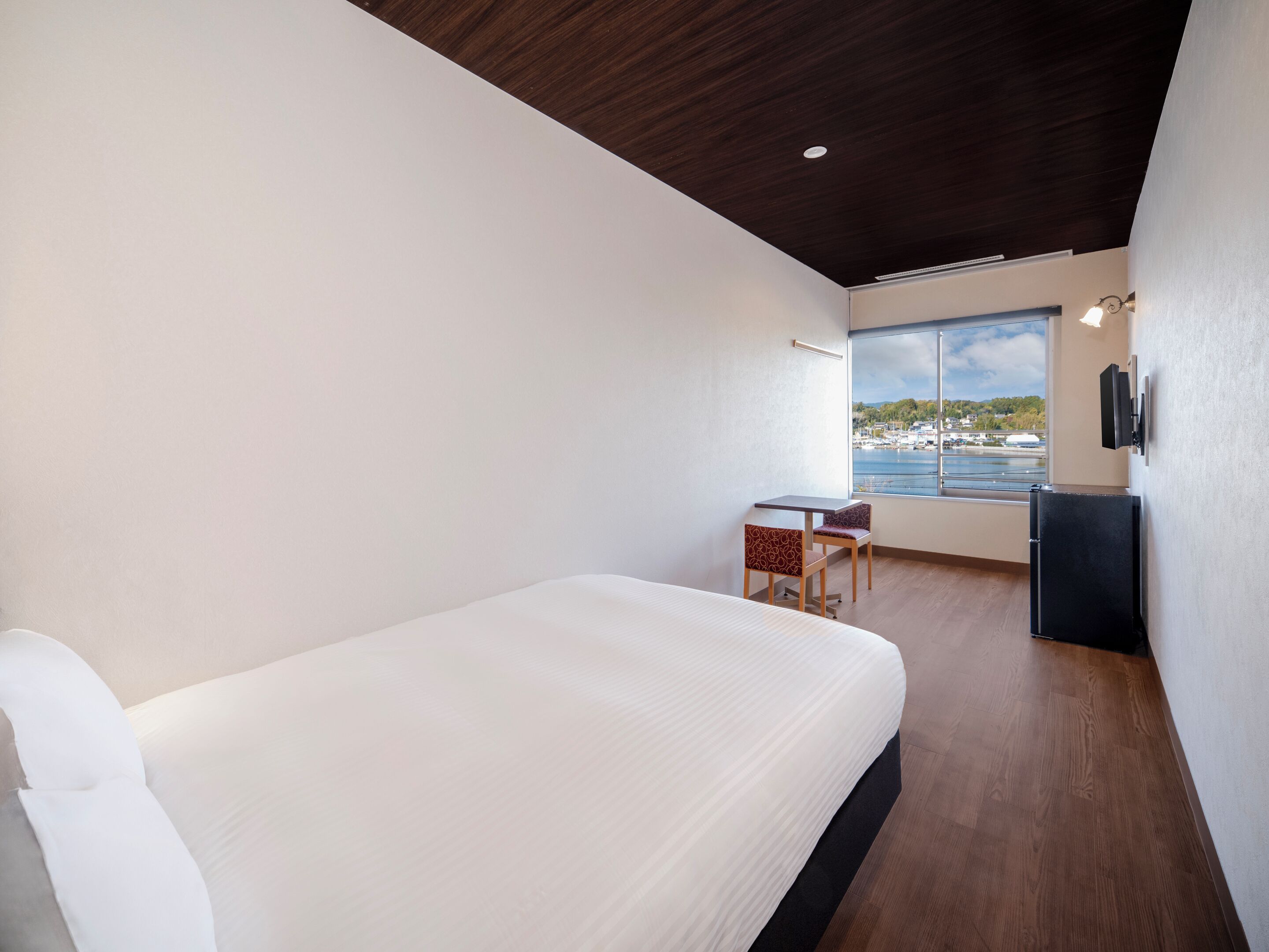 Chambre Standard double, non-fumeur, vue sur le lac | Coffre-fort, rideaux d’obscurcissement, literie fournie