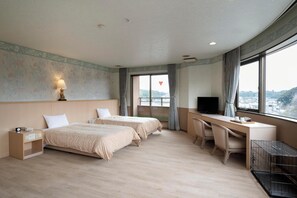 Habitació amb dos llits individuals panoràmica, no fumadors, vistes al llac (Corner) | Caixa forta a l'habitació, cortines opaques i roba de llit 