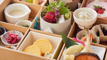 Eine traditionelle japanische Lunchbox mit verschiedenen Speisen.