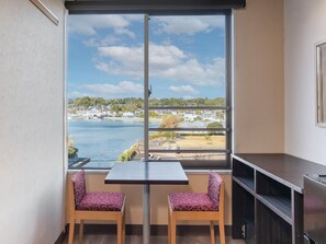 Habitación doble estándar, para no fumadores, vista al lago | Caja de seguridad en la habitación, cortinas blackout y ropa de cama 