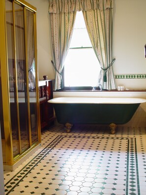 Riversleigh House | Bathroom | Separate bathtub and shower, deep-soaking bathtub, free toiletries - Sylvania Park (Drung)