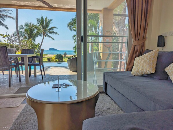 Villa, frente al mar (Private) | Área de sala de estar | Televisión de pantalla plana y reproductor de DVD 