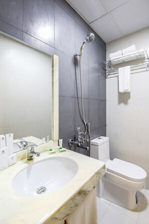 Basic Room | Bathroom | Shower, rainfall showerhead, free toiletries, towels