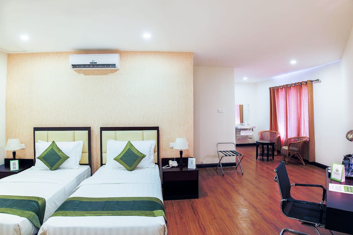 Deluxe Room | Desk, iron/ironing board