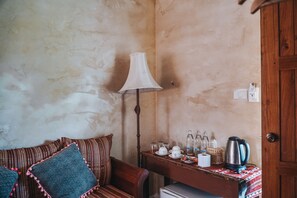 Chambre Triple Deluxe, 1 chambre, vue montagne, niveau Exécutif | Coin séjour | Livres, chaßne hi-fi