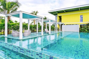 Outdoor pool, pool umbrellas, sun loungers - Villa Meesuk Residence (San Sai)