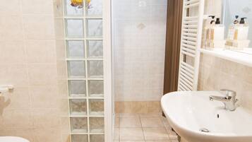 Apartamento, 2 quartos | Banheiro