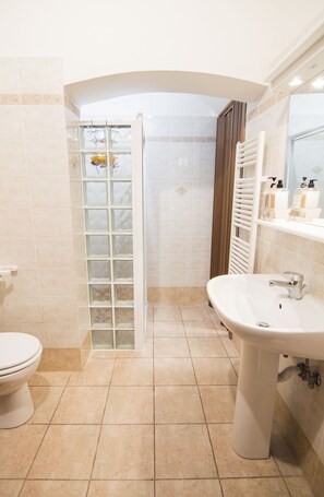 Apartamento, 2 quartos | Banheiro