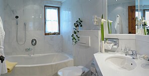 Free toiletries, hair dryer, bathrobes, slippers - Chalet Brunnenhof (Sankt Anton am Arlberg)