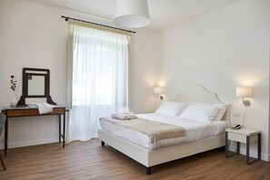 Hochwertige Bettwaren, Minibar, Zimmersafe, Schreibtisch