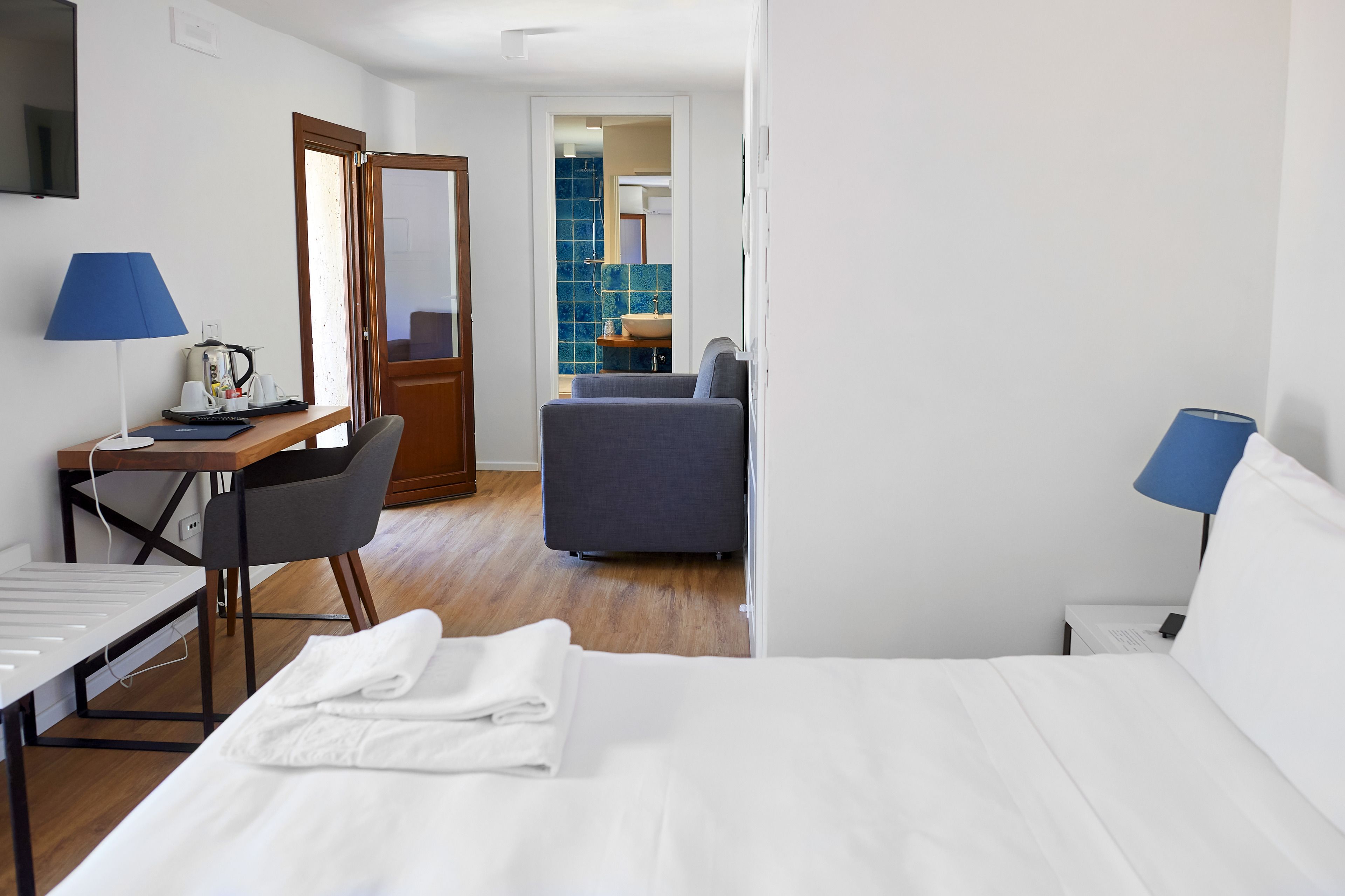 superior double room, sea view | 1 bedroom, premium bedding, minibar, in-room safe