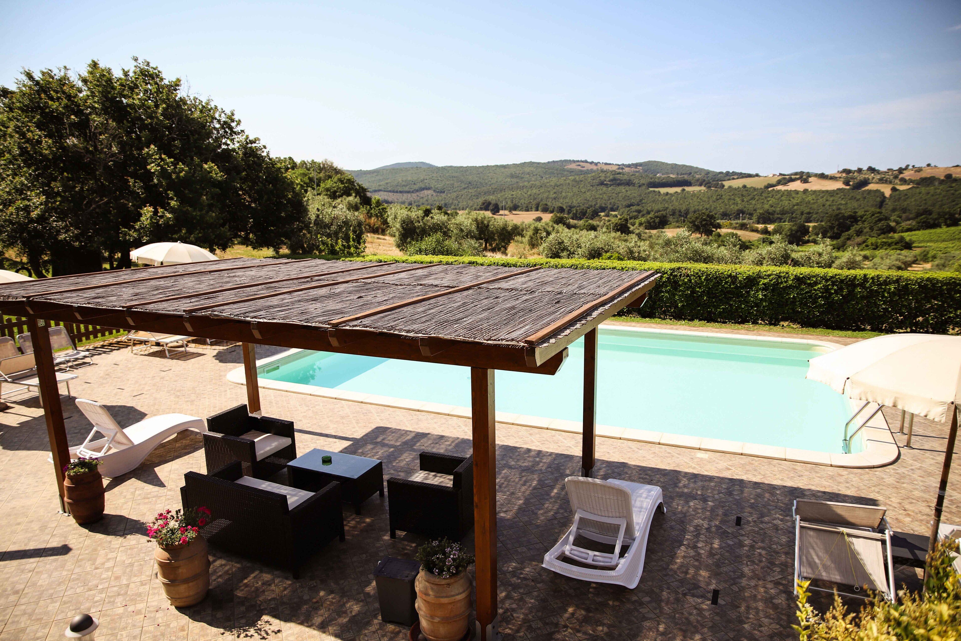 Piscina stagionale all'aperto, lettini