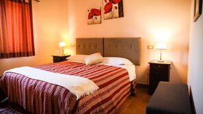 Comfort kamer, 1 twee- of 2 eenpersoonsbedden | Donsdekens, een minibar, een bureau, verduisterende gordijnen