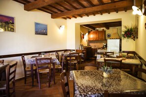 Sarapan penuh setiap hari (EUR 12.50 seorang) 