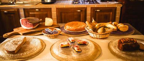 Päivittäinen paikallinen aamiainen (10 EUR per henkilö)