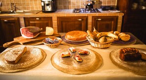 每日供應當地菜式早餐 (每人 EUR10)