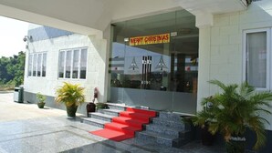 Exterior - Myat Thinzar Hotel (Oattara Thiri Township)