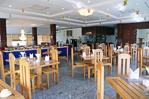 Se sirven desayunos, almuerzos y cenas; cocina local e internacional