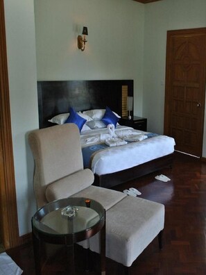 Minibar, in-room safe, desk, free WiFi