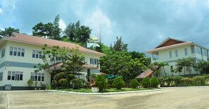 Vista frontal de la propiedad