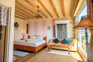 Deluxe Double Room, 1 Queen Bed | Desk, blackout drapes, soundproofing, free WiFi