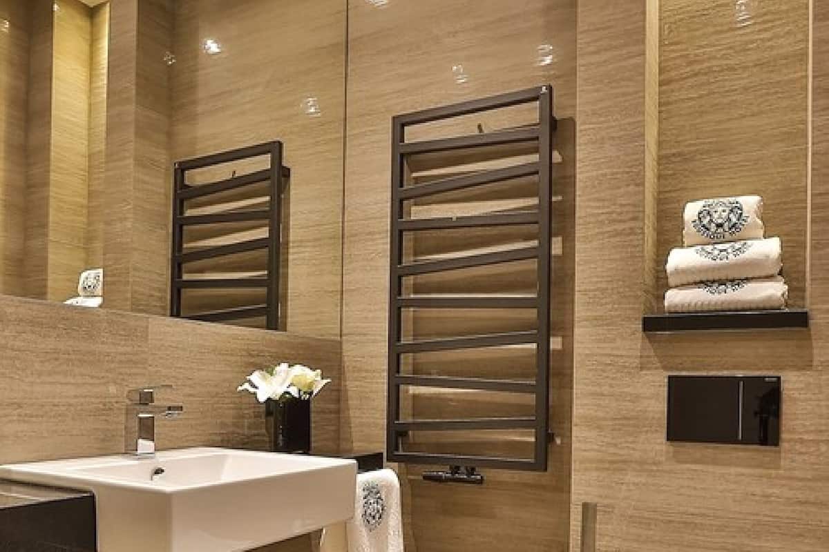 Premium bedding, in-room safe, desk, iron/ironing board