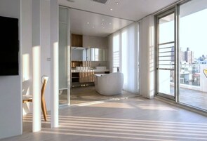 ラグジュアリー ダブルルーム パティオ タワー | 高級寝具、羽毛の掛け布団、デスク、防音設備