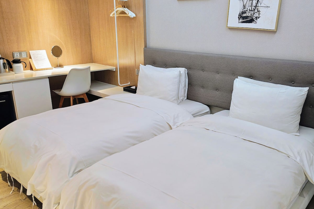 Standaard Twin kamer | Luxe beddengoed, donzen dekbedden, een bureau, geluiddichte muren