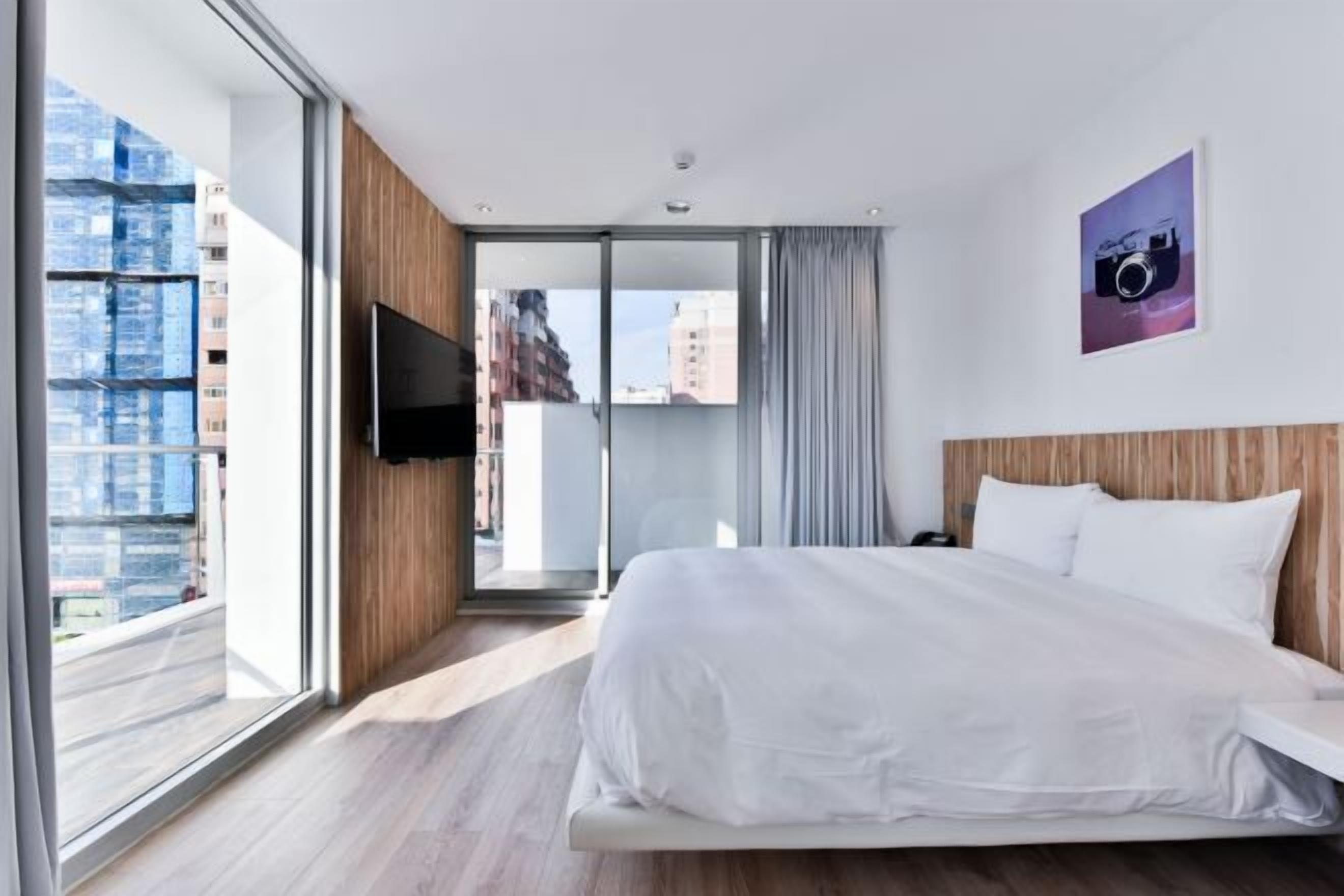 Sängtillbehör av högsta kvalitet, duntäcken, skrivbord och ljudisolering