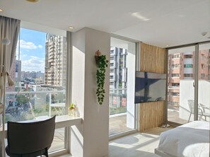 Balcony Deluxe Double Room | Premium bedding, down comforters, desk, soundproofing - Hotel Mapp (Taichung)