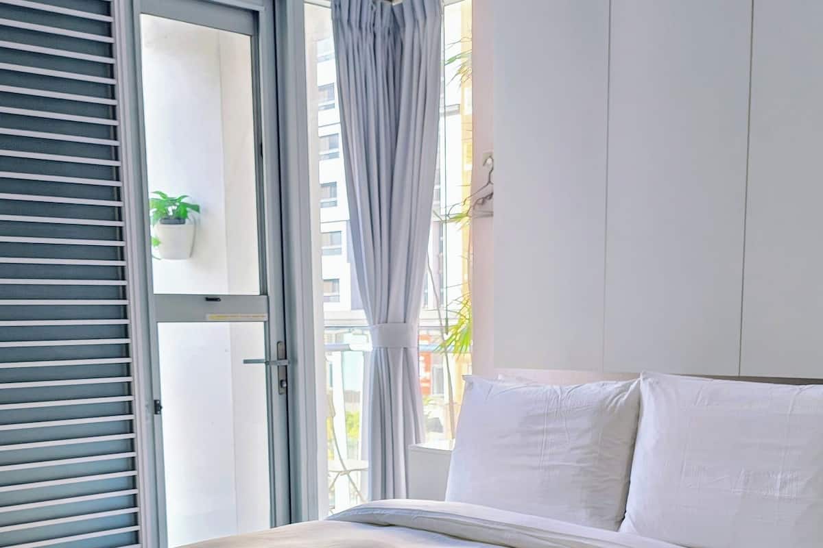 Business tweepersoonskamer, patio | Luxe beddengoed, donzen dekbedden, een bureau, geluiddichte muren