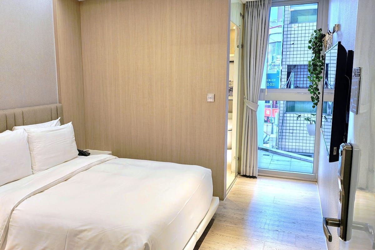 Economy Double Room (302) | Premium bedding, down duvets, desk, soundproofing