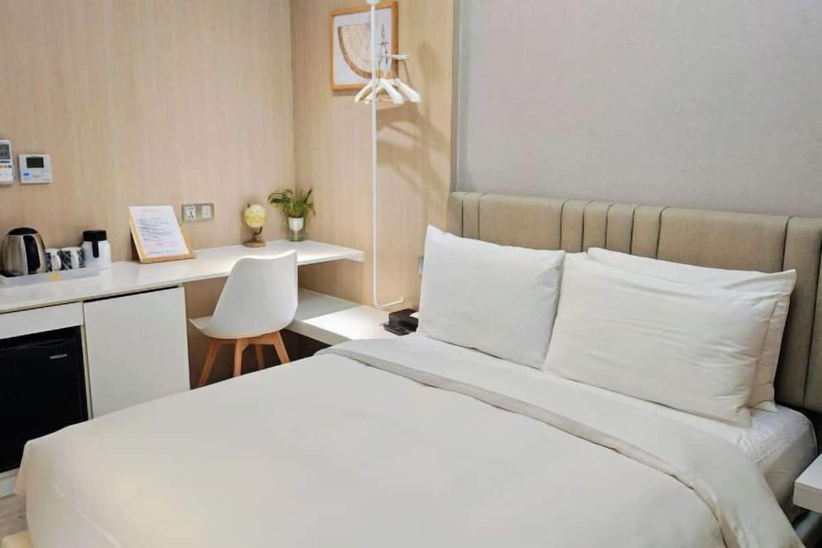 Ropa de cama de alta calidad, cubrecamas y escritorio