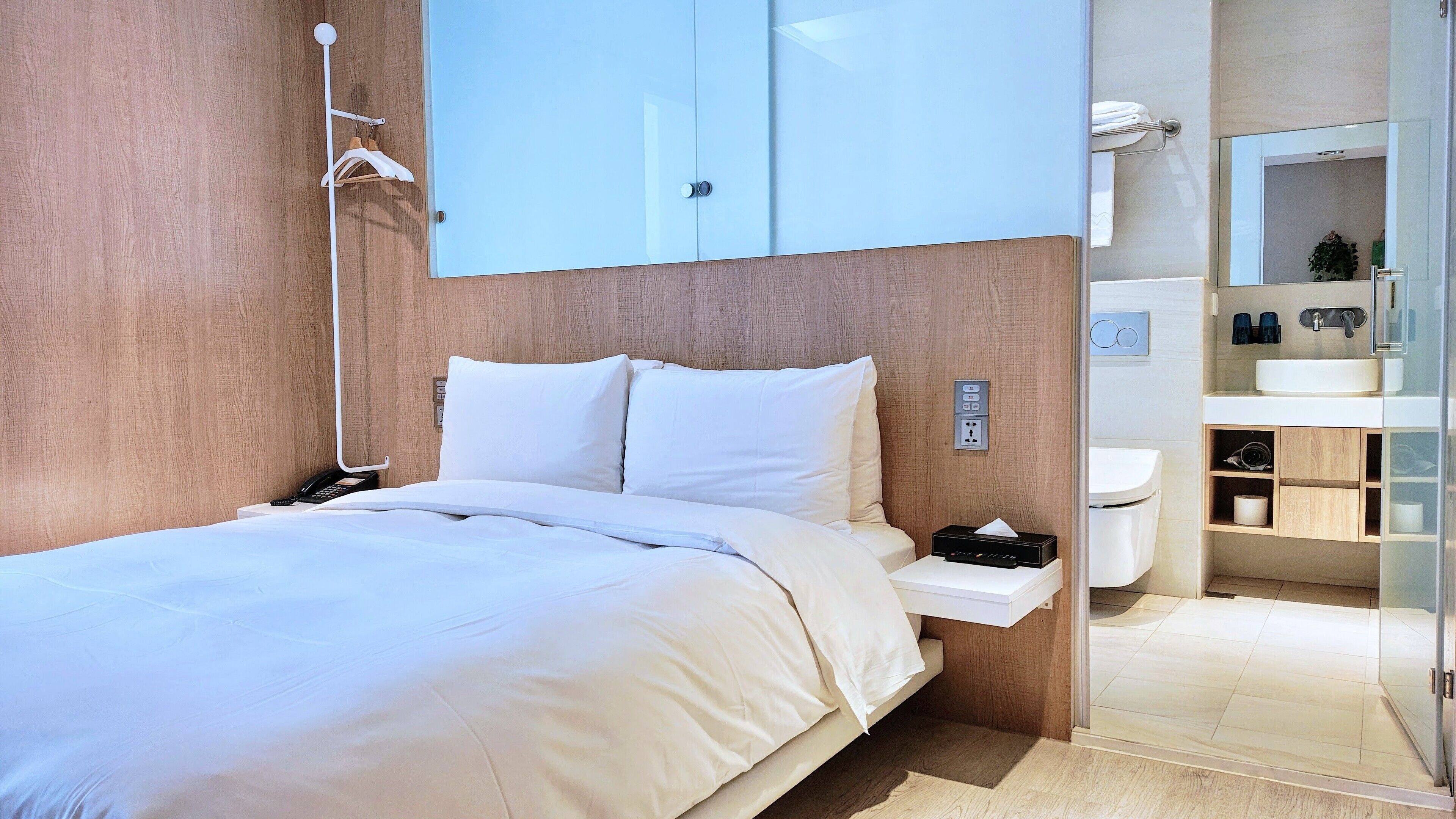 簡約旅行雙人房 | 高級寢具、羽絨被、書桌、隔音