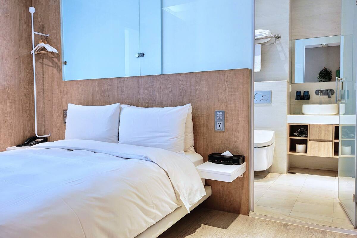 スタンダード ダブルルーム | 高級寝具、羽毛の掛け布団、デスク、防音設備