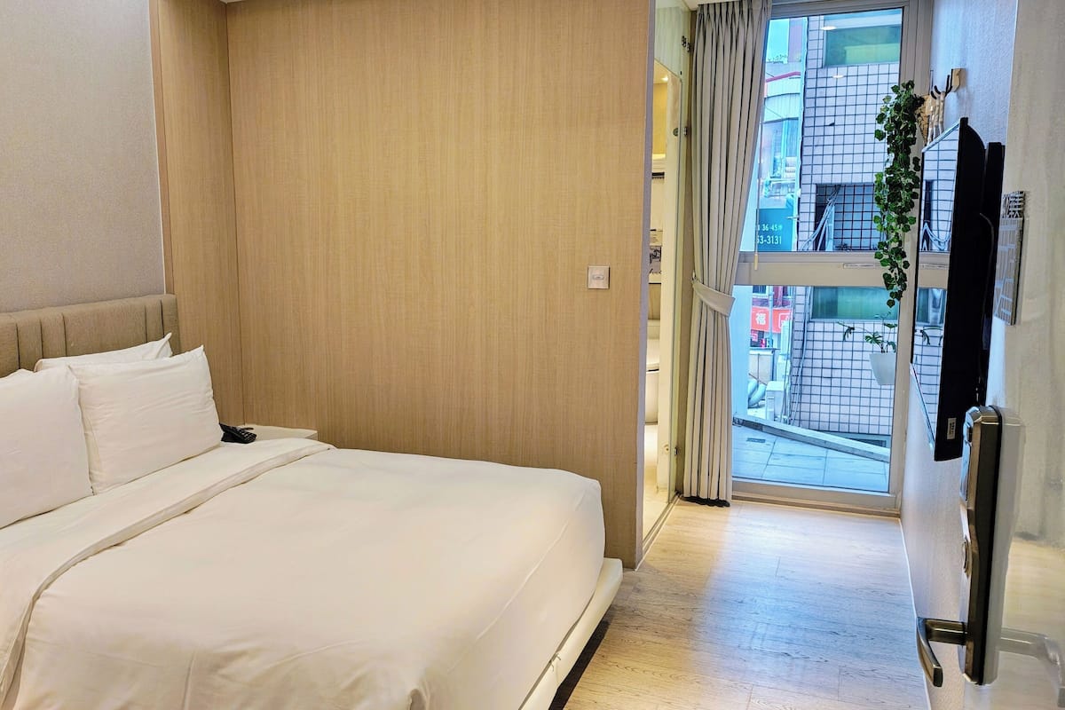 Economy tweepersoonskamer (302) | Luxe beddengoed, donzen dekbedden, een bureau, geluiddichte muren