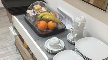 Großer Kühlschrank, Ofen, Herdplatte, Espressomaschine