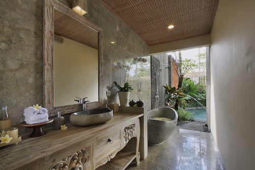 One-Bedroom Pool Villa with Daily Afternoon Tea | Bathroom | Free toiletries, hair dryer, bathrobes, slippers