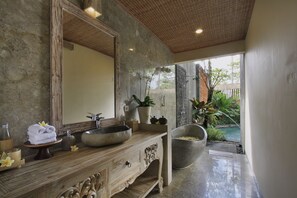 One-Bedroom Pool Villa with Daily Afternoon Tea | Bathroom