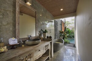 One-Bedroom Pool Villa with Daily Afternoon Tea | Bathroom | Free toiletries, hair dryer, bathrobes, slippers