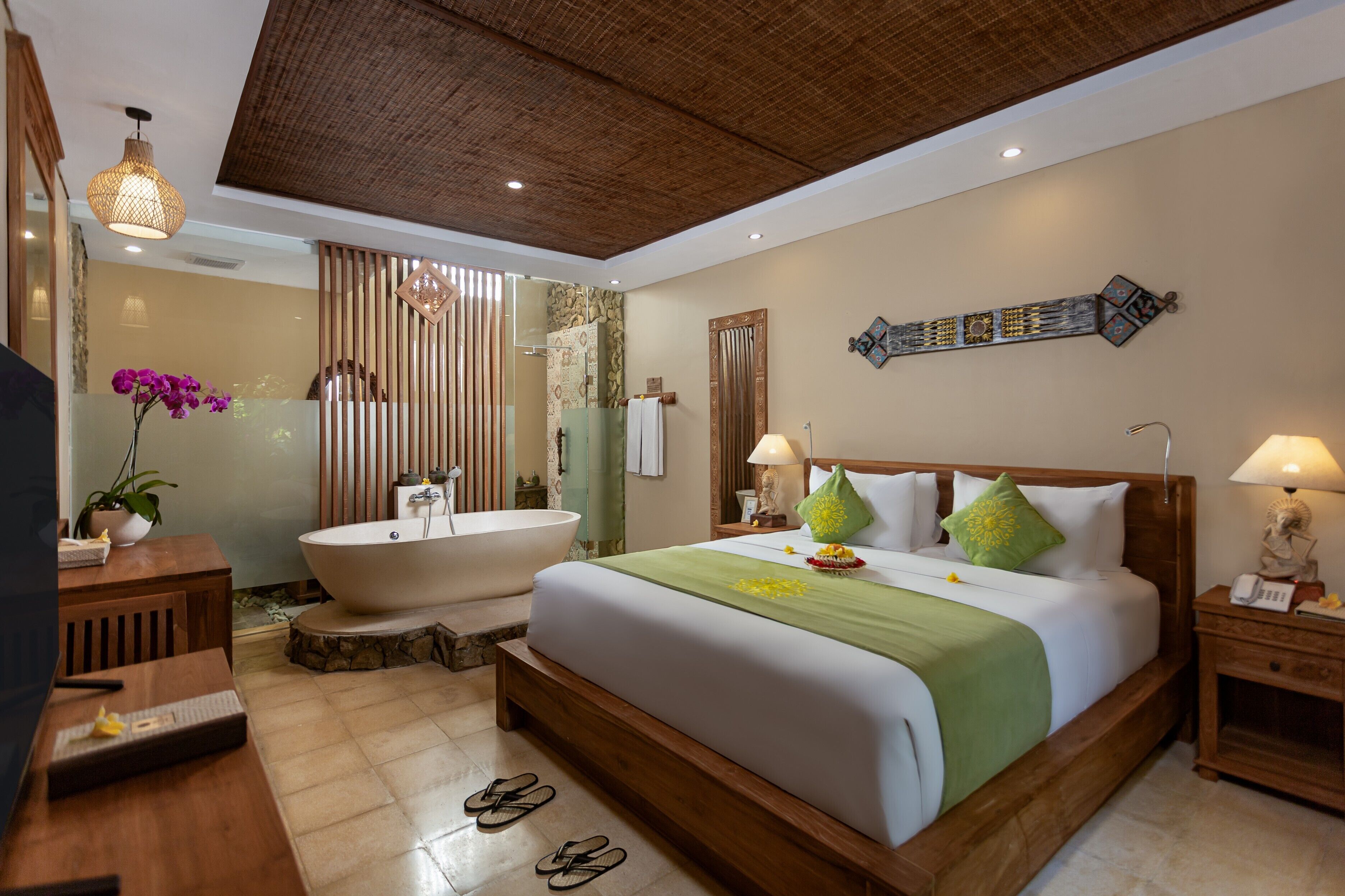 Minibar, caja de seguridad en la habitación y escritorio 